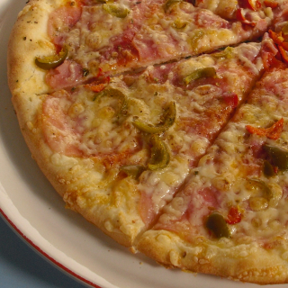 02. Pizza feferonová (tomaty, šunka, sýr, feferony) 30 cm