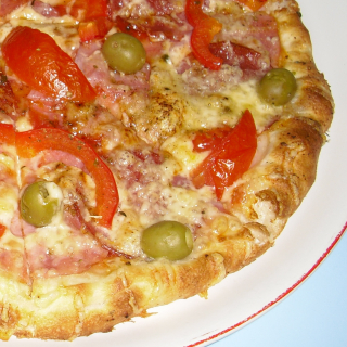 06. Pizza se salámem a šunkou(tomaty, šunka, salám, rajčata, papriky, olivy) 30 cm